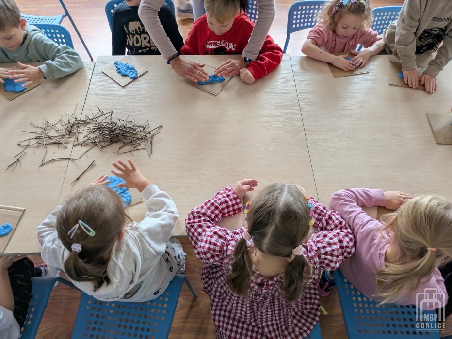 Biblioteka Gorlice, Mała książka Wielki człowiek Dzieci wykonuja tamę z materiałów plastycznych i patyczków